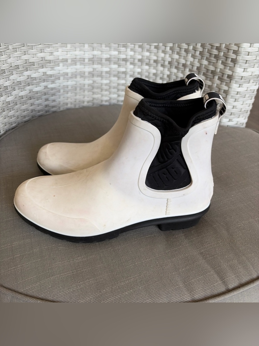 UGG CHEVONNE WHITE BLACK WATERPROOF CHELSEA RAIN BOOTS WOMEN'S BOOTS SIZE US 7